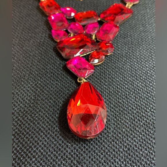 Faux Stone Daisy Bib Statement Necklace - Siam Red - adjustable clasp - Picture 4 of 6